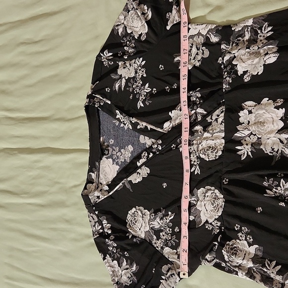 Torrid Black Floral Print Baby Doll Surplice Short Sleeve Women's Top Size 1 - Picture 12 of 15